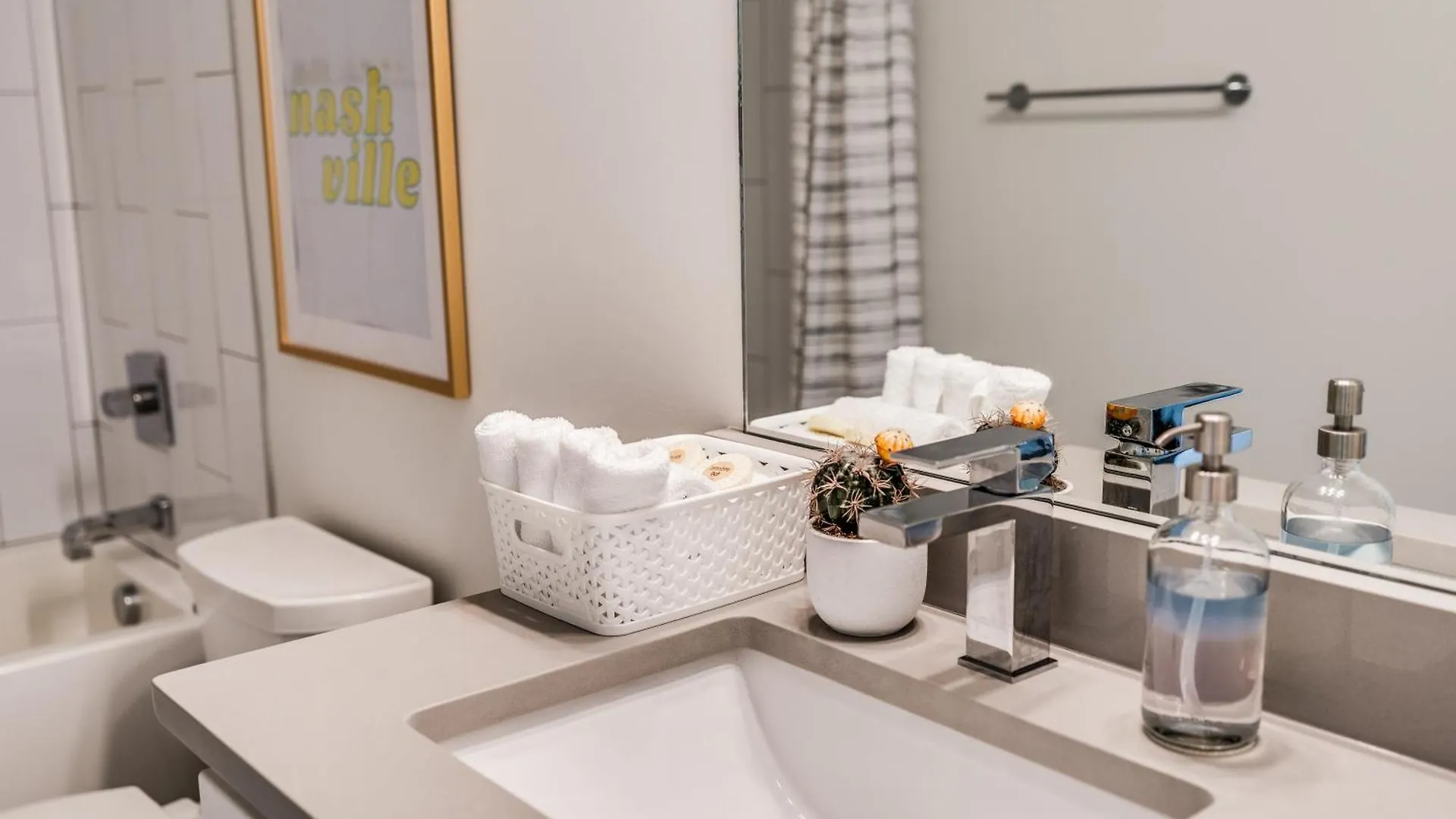 Holiday home Nash House & Bars Of Broadway With Hot Tub, Rooftop Bar And Views! 8Min Downtown! Sleeps 12! Nashville