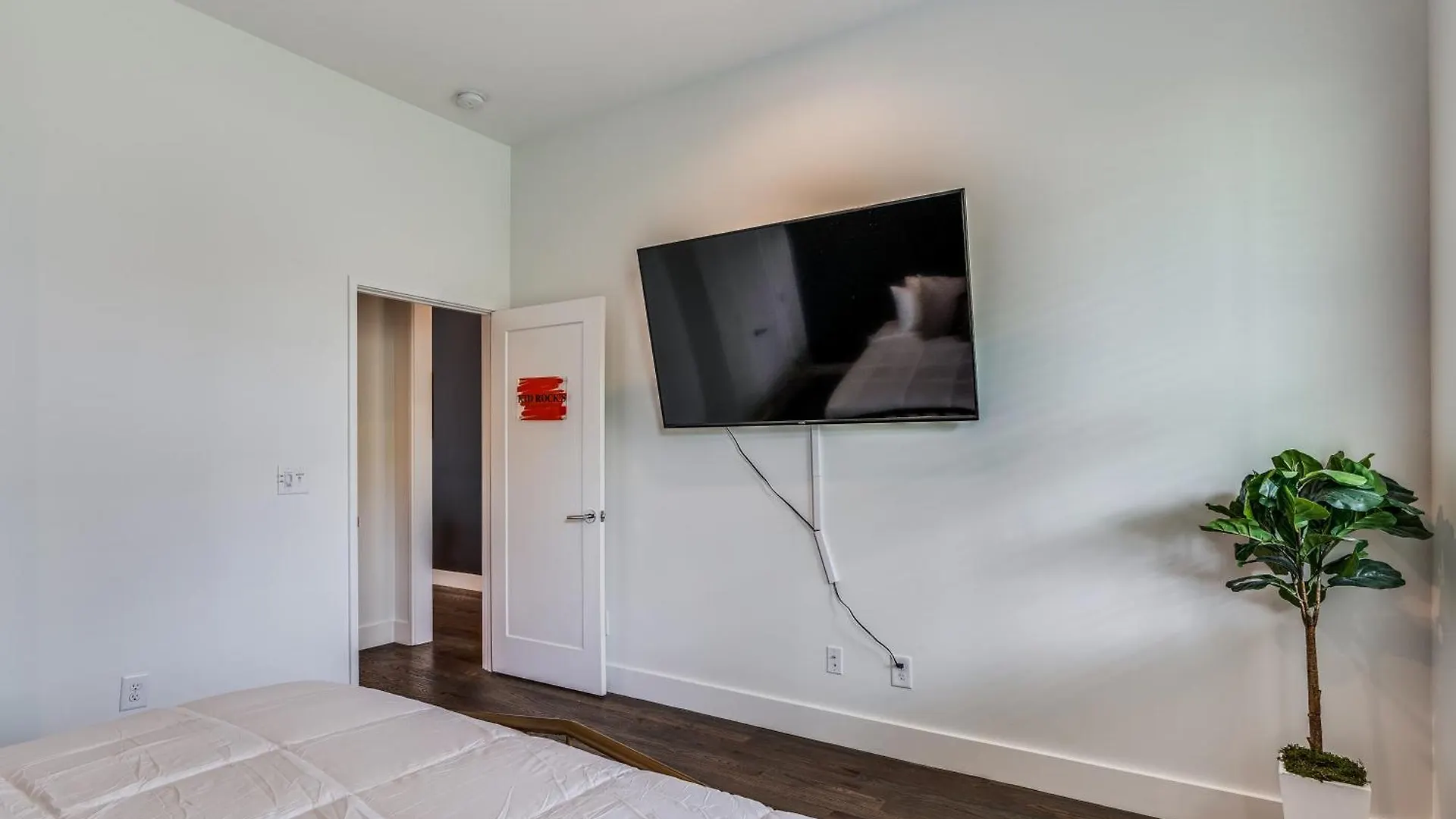 Nash House & Bars Of Broadway With Hot Tub, Rooftop Bar And Views! 8Min Downtown! Sleeps 12! Nashville