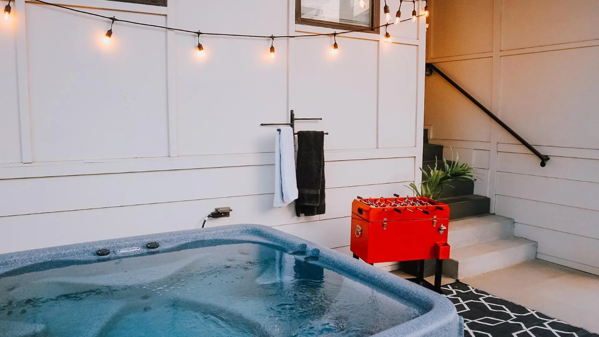 Nash House & Bars Of Broadway With Hot Tub, Rooftop Bar And Views! 8Min Downtown! Sleeps 12! Nashville